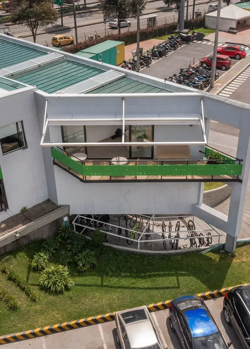 Pérgola retráctil PergoTek de aluminio anodizado en el Portal 80 de TransMilenio