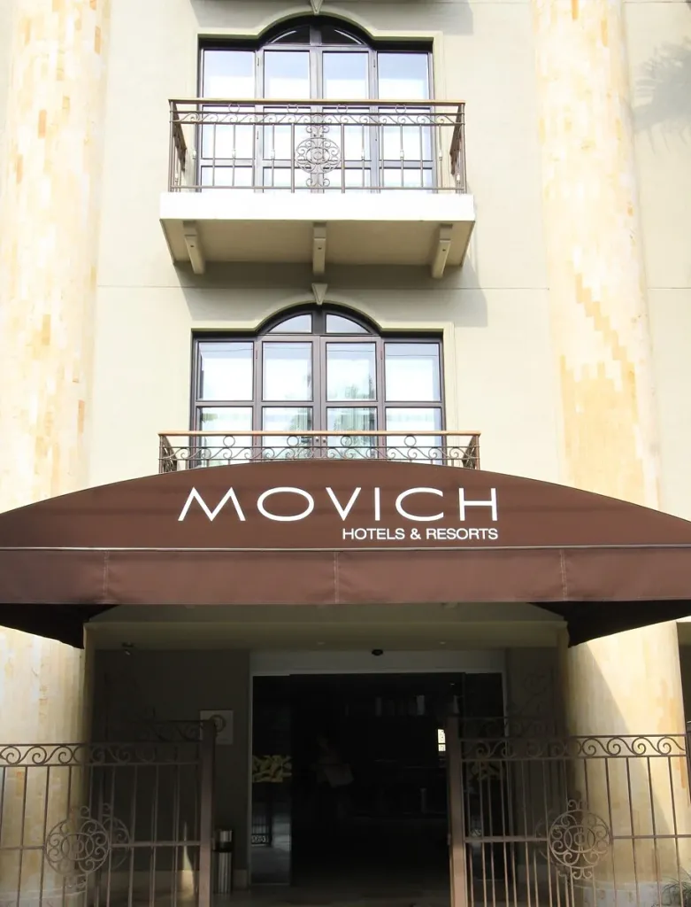 Cubrimiento abovedado Túnel de lona tensada sobre la entrada del Hotel Movich, vista frontal