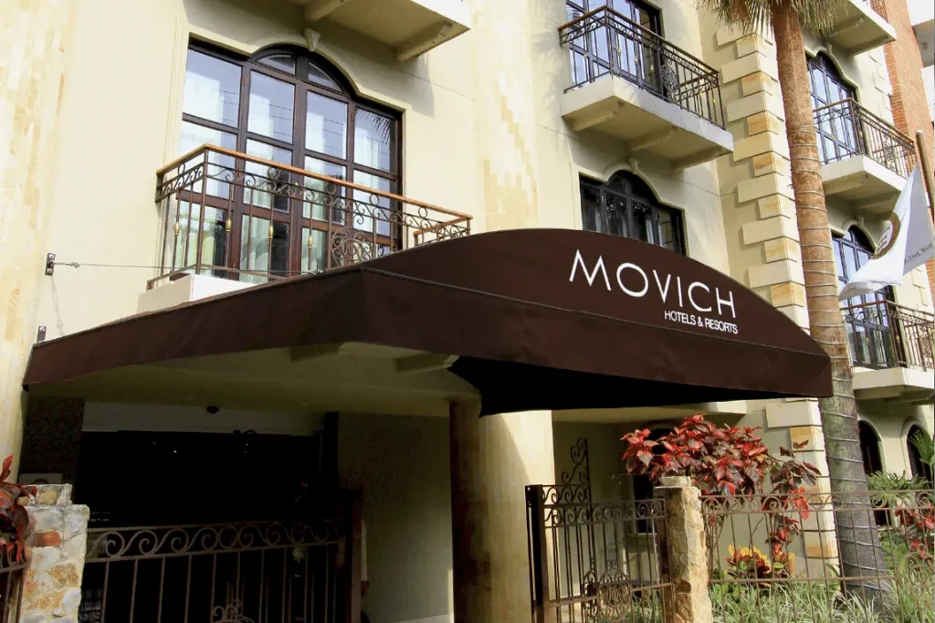 Marquesina Túnel de lona tensada en forma de bóveda sobre el acceso peatonal del Hotel Movich