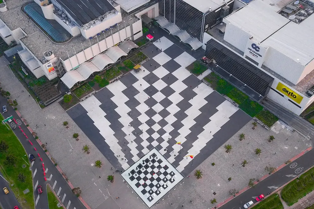 Vista de dron de la plaza de un centro comercial con cubiertas fijas Velum de lona tensada en uno de sus costados