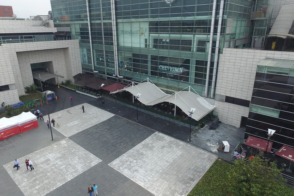 Vista aérea de la cubierta fija Velum de gran formato sobre la plazoleta de un centro comercial