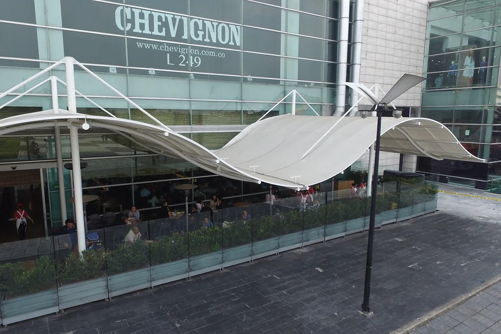 Cubierta fija Velum de lona tensada blanca sobre la plazoleta exterior de un centro comercial