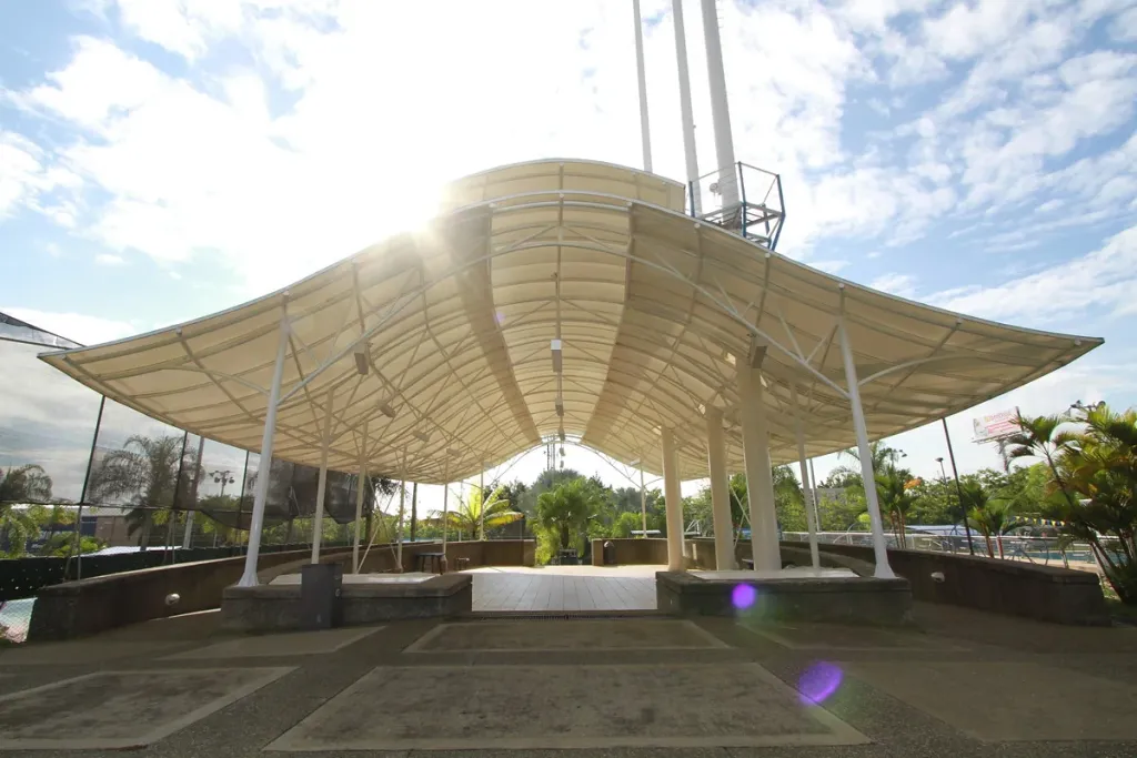 Cubierta fija Velum de gran formato a contraluz sobre la zona de piscinas de la Universidad Javeriana