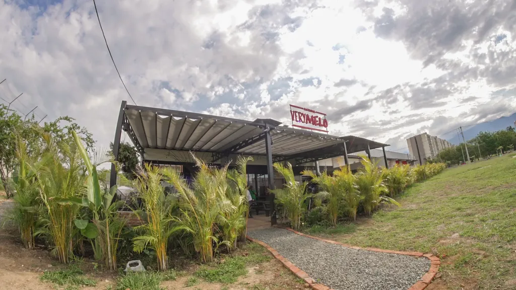 Pérgolas Pergolite sobre la terraza de Verymelo en Cali