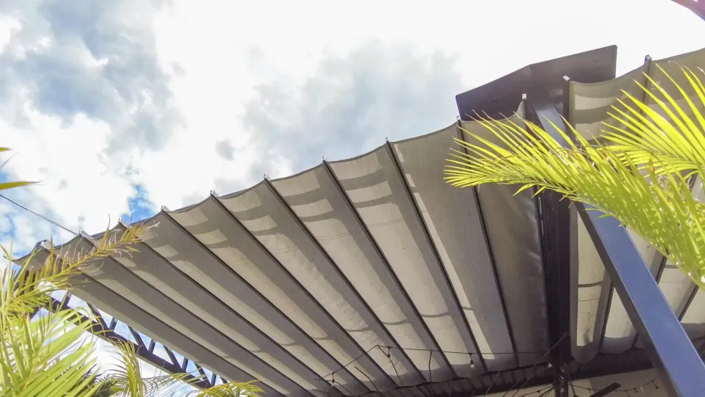 Zona de mesas de Verymelo bajo la pérgola Pergolite