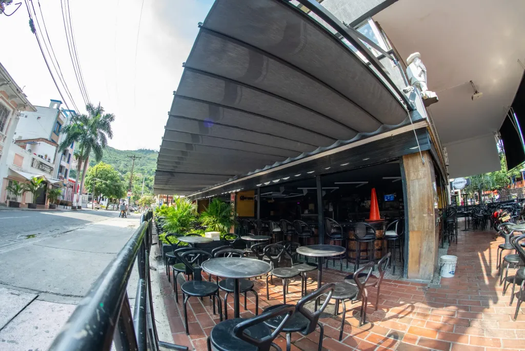 Terraza de Viejo Barril cubierta con una pérgola retráctil Pergolite — foto 2