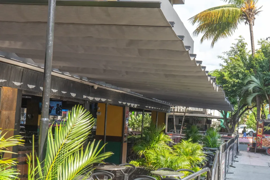 Terraza de Viejo Barril cubierta con una pérgola retráctil Pergolite — foto 3