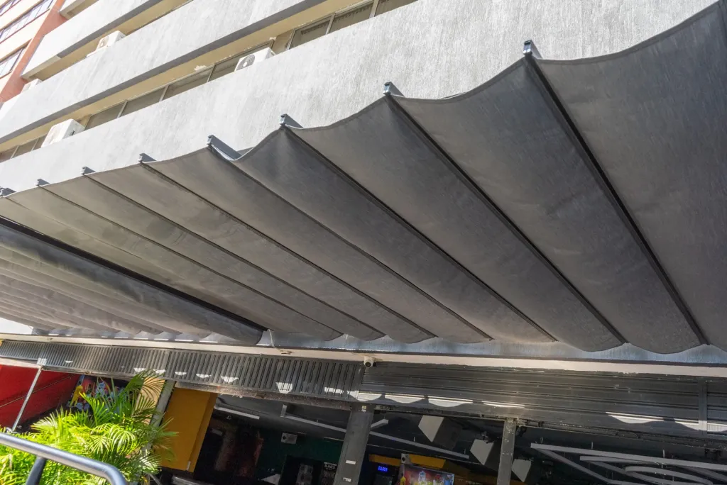 Terraza de Viejo Barril cubierta con una pérgola retráctil Pergolite — foto 4