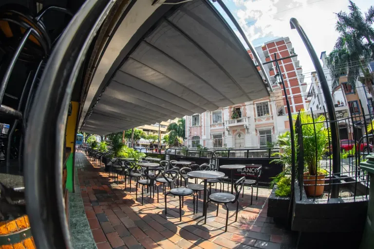 Terraza de Viejo Barril cubierta con una pérgola retráctil Pergolite