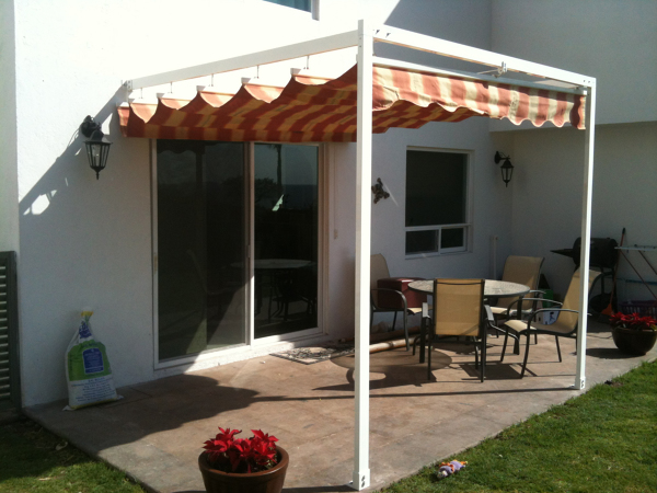 Parasoles tropicales — Palillería vs. Pérgolas Retráctiles:  La clave para tu negocio