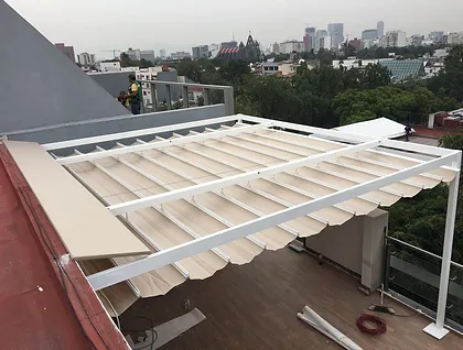 Parasoles tropicales — Palillería vs. Pérgolas Retráctiles:  La clave para tu negocio
