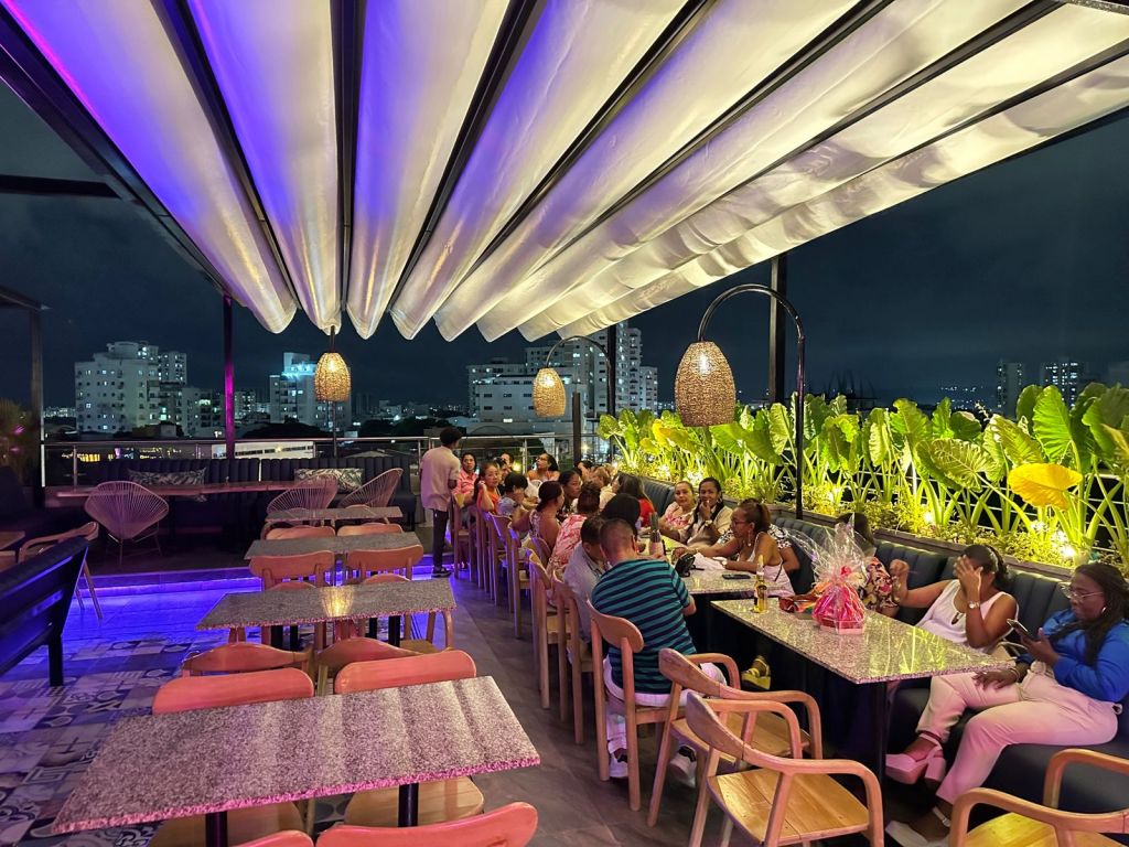 Parasoles tropicales — Cómo estructurar un Rooftop sin morir en el intento