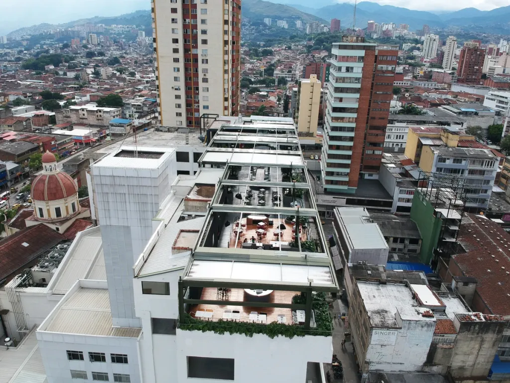 Vista aérea de los once módulos de pérgola PergoTek Romano que cubren el rooftop Callao, en Cali