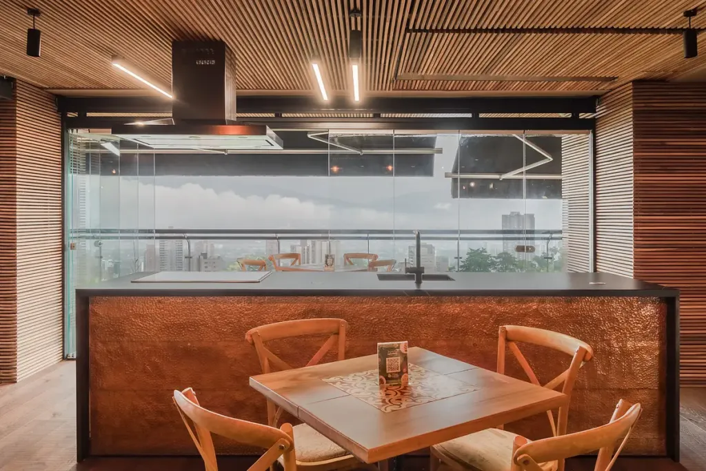 Comedor de terraza cerrado con paneles FlexiGlass junto a la barra del restaurante