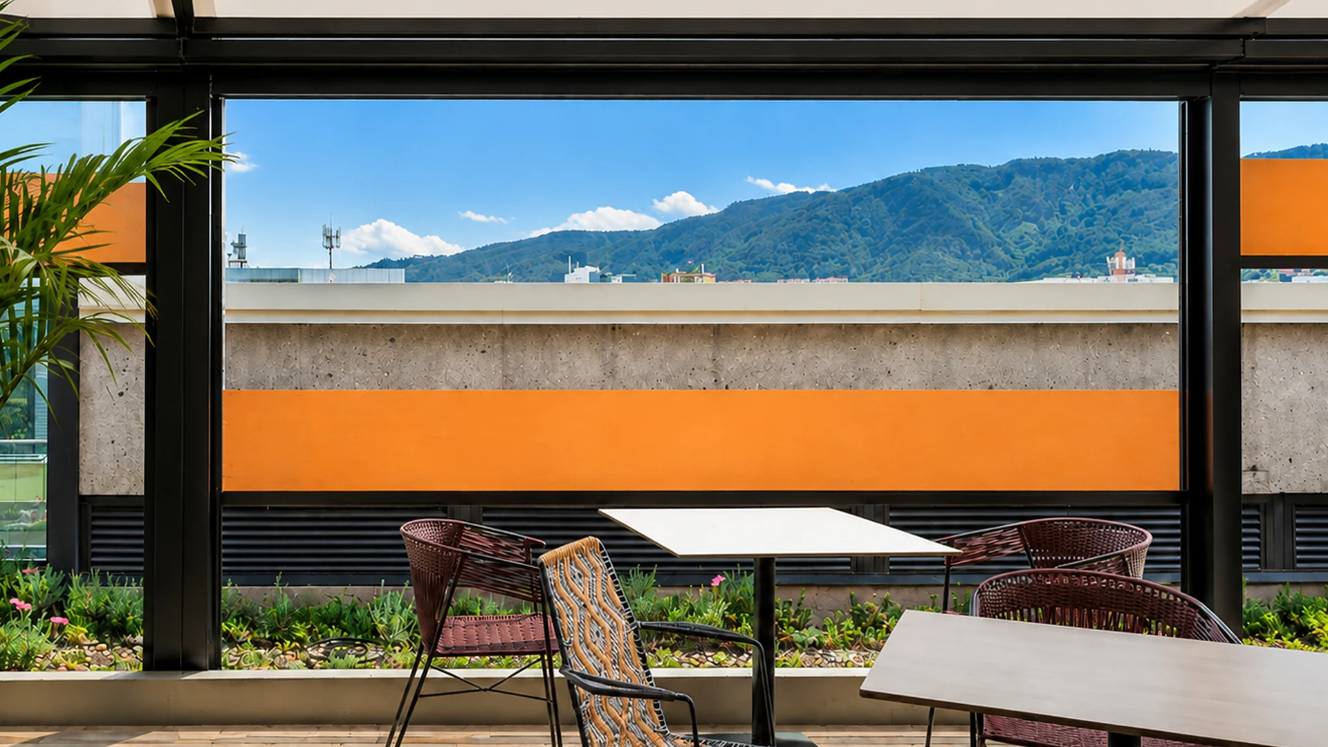 Cerramiento FlexiZipp de paneles transparentes cerrando una terraza con vista a las montañas