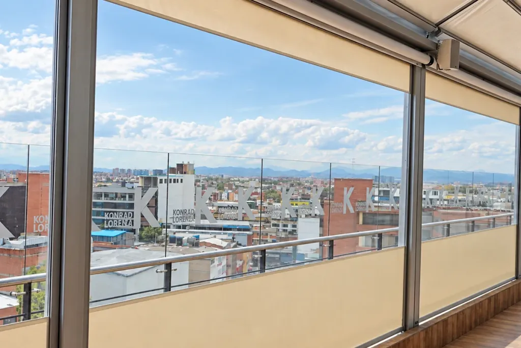 Interior de la terraza cerrada de la Universidad Konrad Lorenz, con las cortinas enrolladas