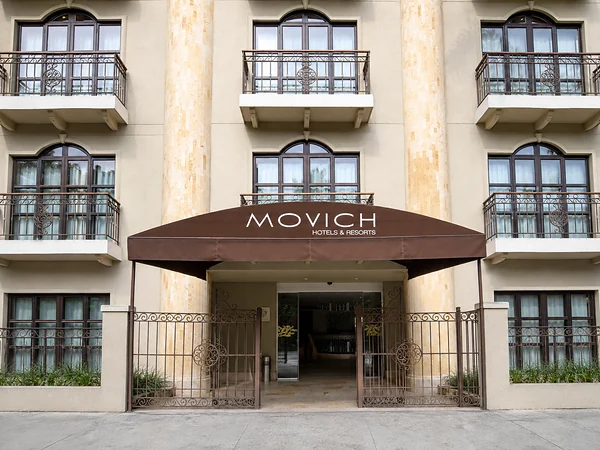 Fachada de un hotel con la cubierta tipo túnel sobre la entrada principal