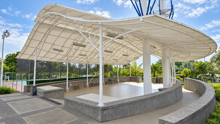 Cubierta Velum de doble curvatura sobre la plazoleta de la Universidad Javeriana, junto a la piscina y las canchas del complejo deportivo