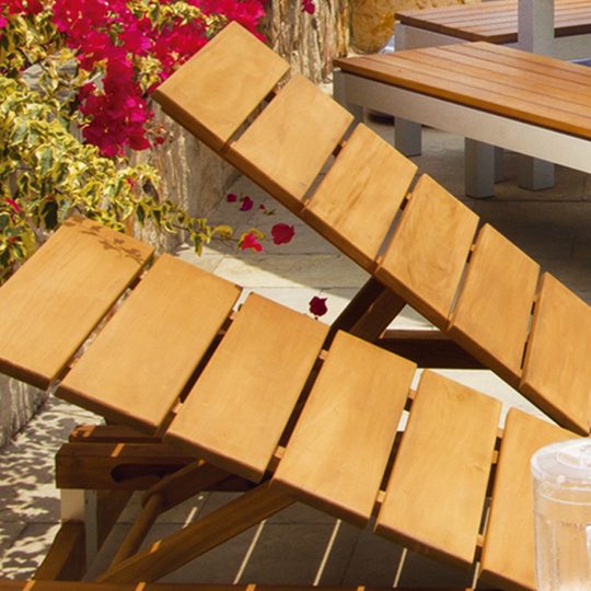 Madera teca — La madera teca: el secreto para muebles exteriores