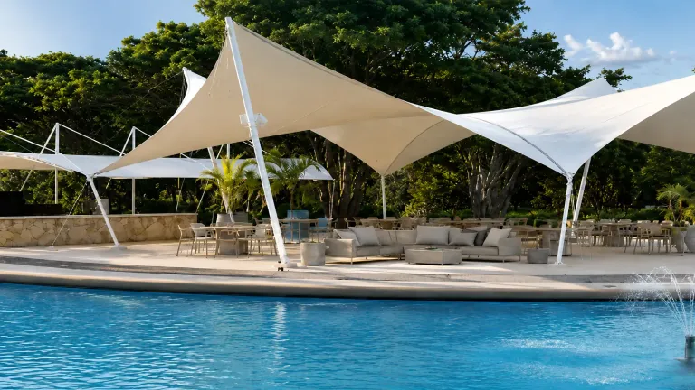 Conjunto de membranas especiales tipo vela sobre la zona de piscina de un club