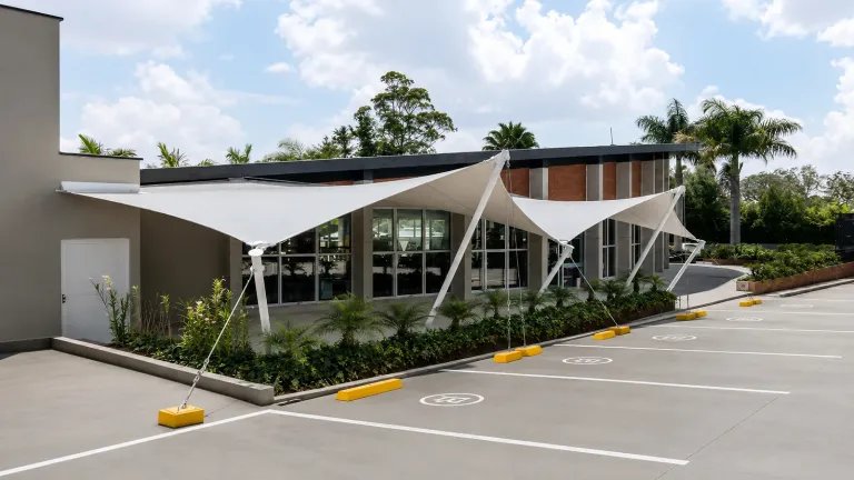 Membrana tipo pañuelo sobre la fachada de acceso de un edificio institucional