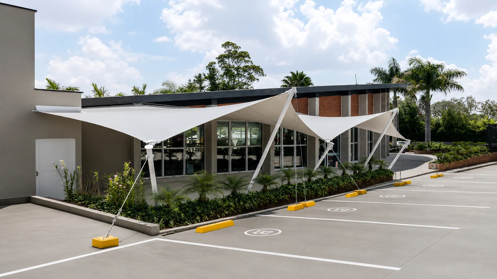 Membrana tipo pañuelo sobre la fachada de acceso de un edificio institucional