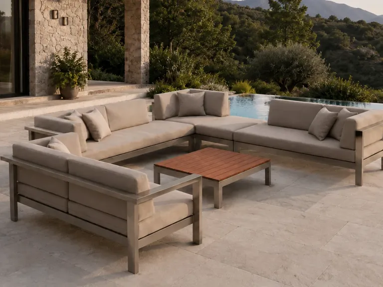 Conjunto de sala Colección Francia en madera, sobre una terraza junto a una piscina
