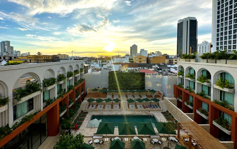 Parasoles OSH — Cómo una pérgola potenció el concepto arquitectónico del Hotel OSH