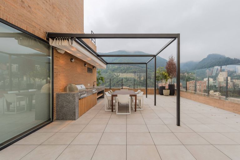 Penthouse Medellin Pergola Parasoles Tropicales — Diseño moderno de pérgolas