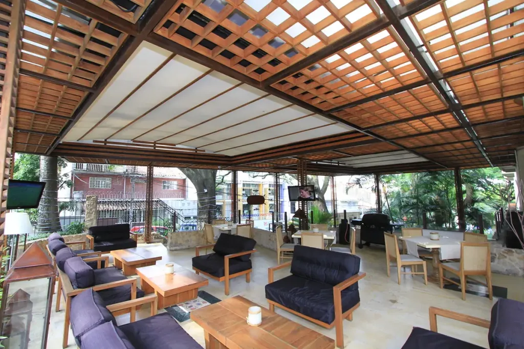 Patio de comidas del Hotel Movich cubierto con pérgola fija de estructura en acero
