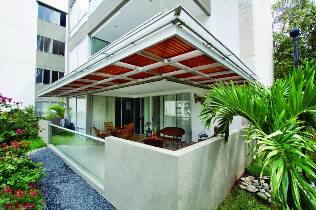 Pérgola fija de aluminio cubriendo el balcón de un apartamento