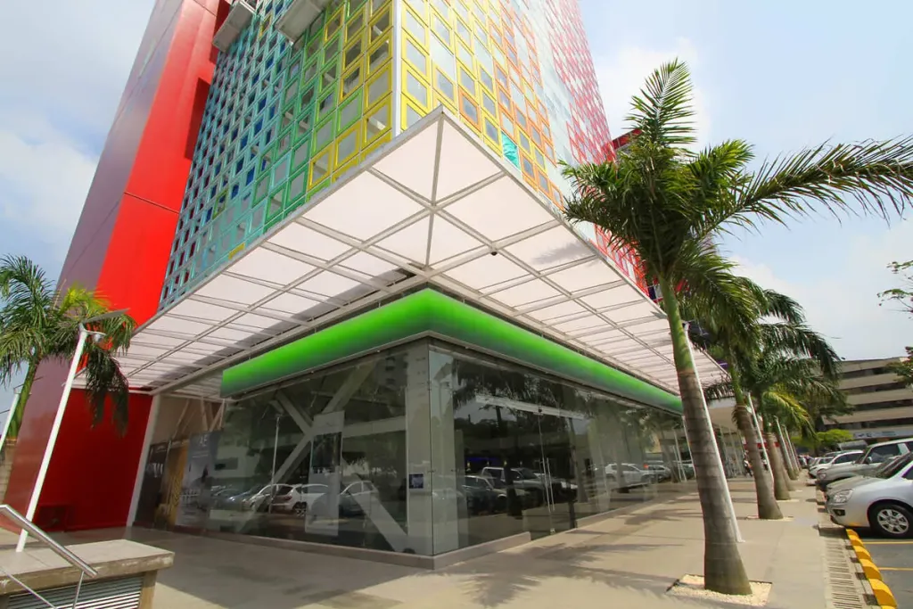 Pérgola fija de aluminio en el Edificio de Colores de Cali, vista desde la zona común