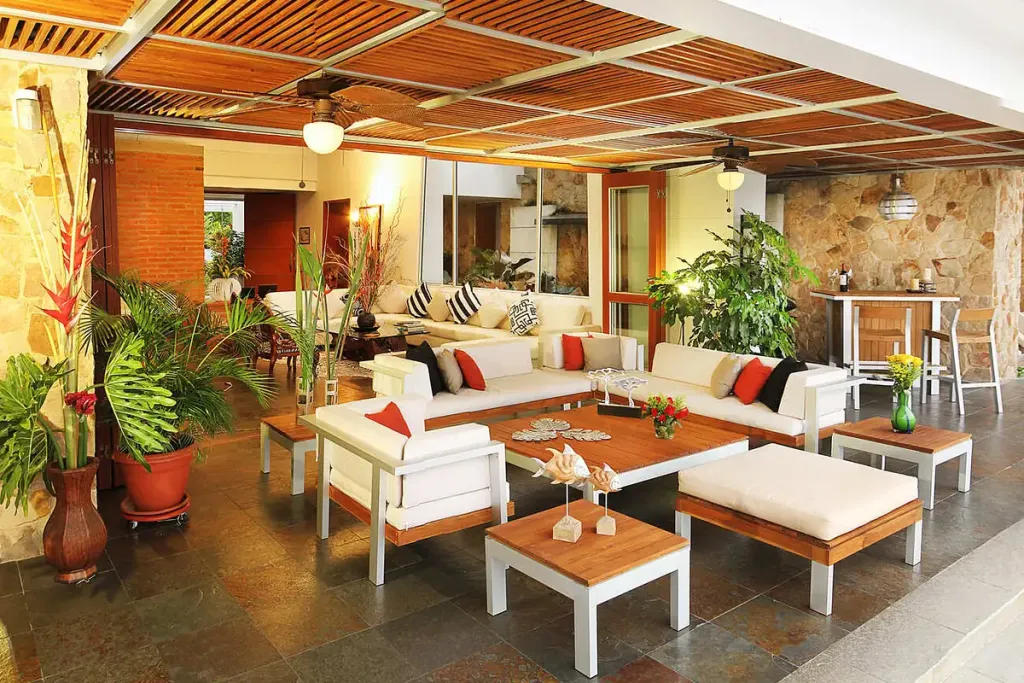 Pérgola fija de aluminio sobre el acceso y el lobby exterior de un hotel