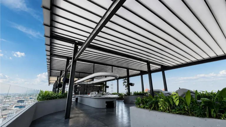 Terraza del rooftop Callao en Cali cubierta con pérgolas PergoTek Romano de lona blanca tensada, con vista a la ciudad