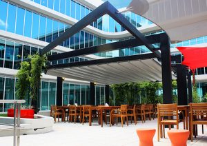 Pergola retreactil — Pérgolas para negocios, estilo y diseño