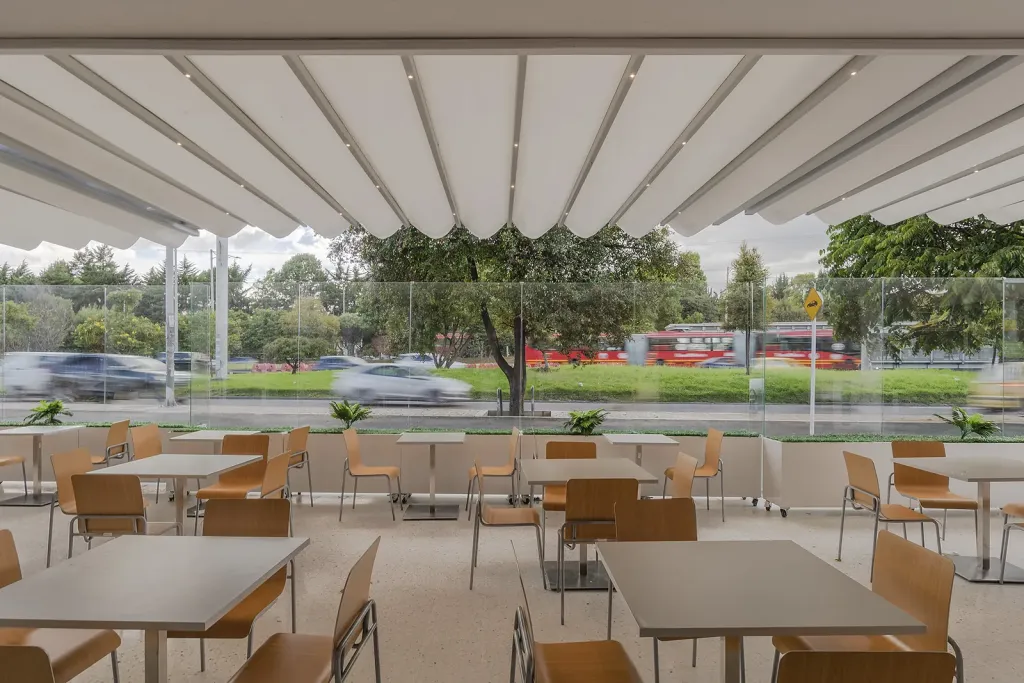 Pérgola retráctil PergoTek Granada Hills, vista 1