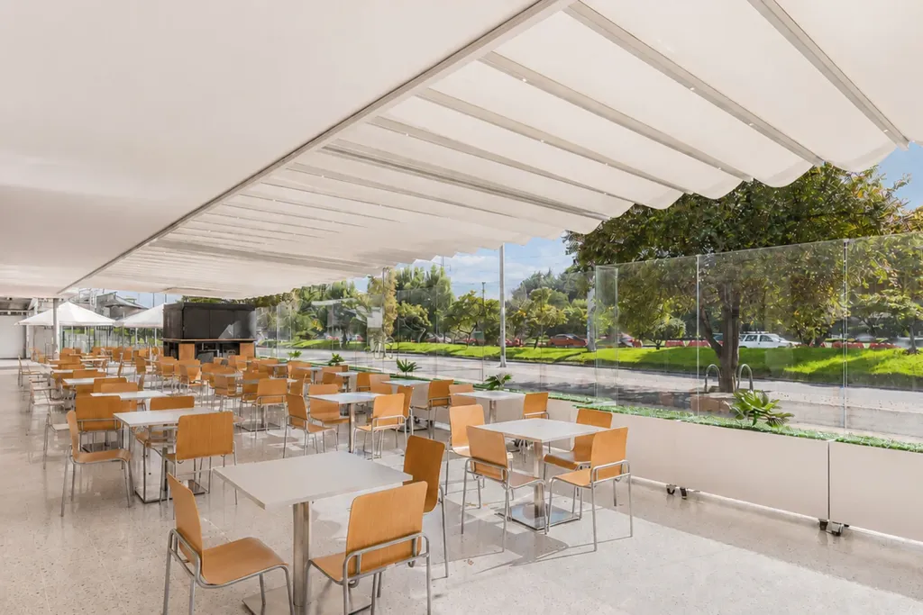 Pérgola retráctil PergoTek Granada Hills, vista 2