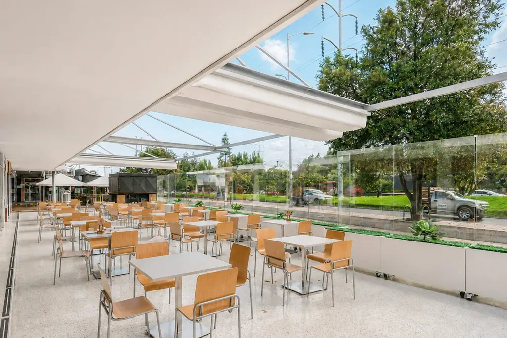 Pérgola retráctil PergoTek Granada Hills, vista 3