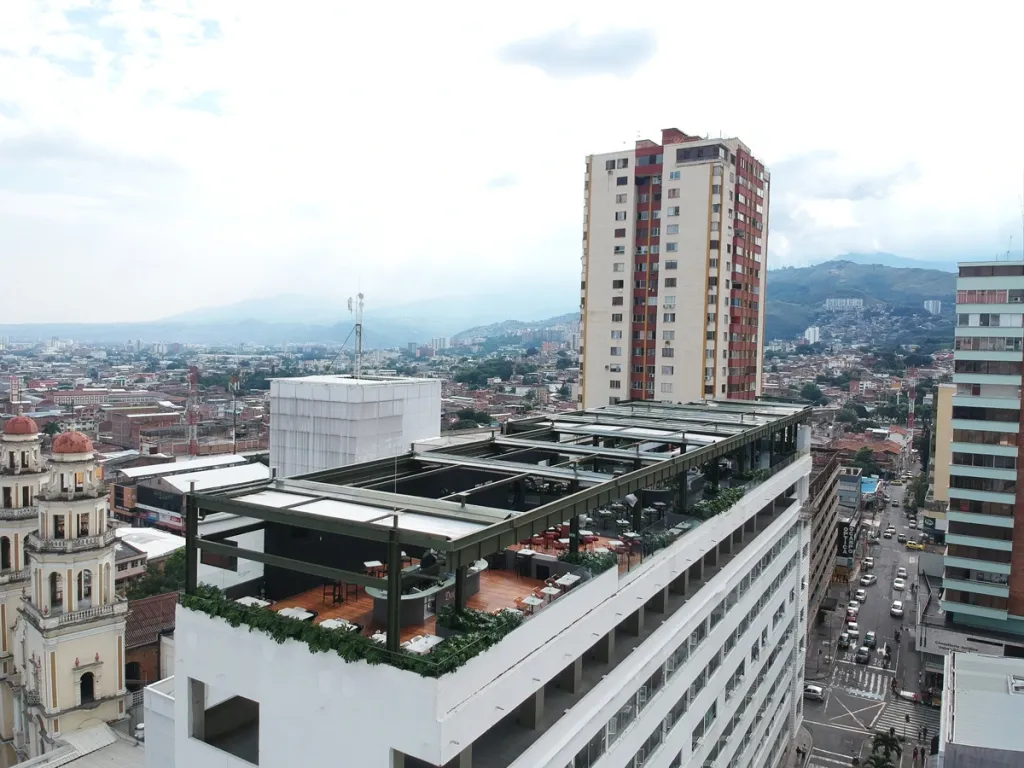 El edificio del rooftop Callao en el centro de Cali, con la cubierta de pérgolas PergoTek Romano sobre la última planta