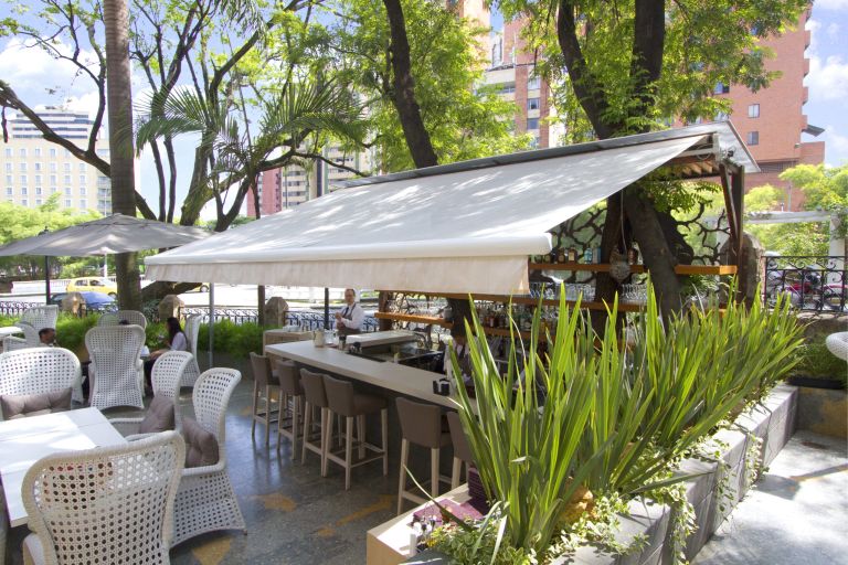 Toldo Cafe aire libre — Descubre los 4 tipos de toldo ideales para tu negocio
