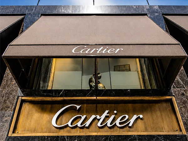 Detalle del toldo fijo Corbella con el letrero Cartier en la fachada