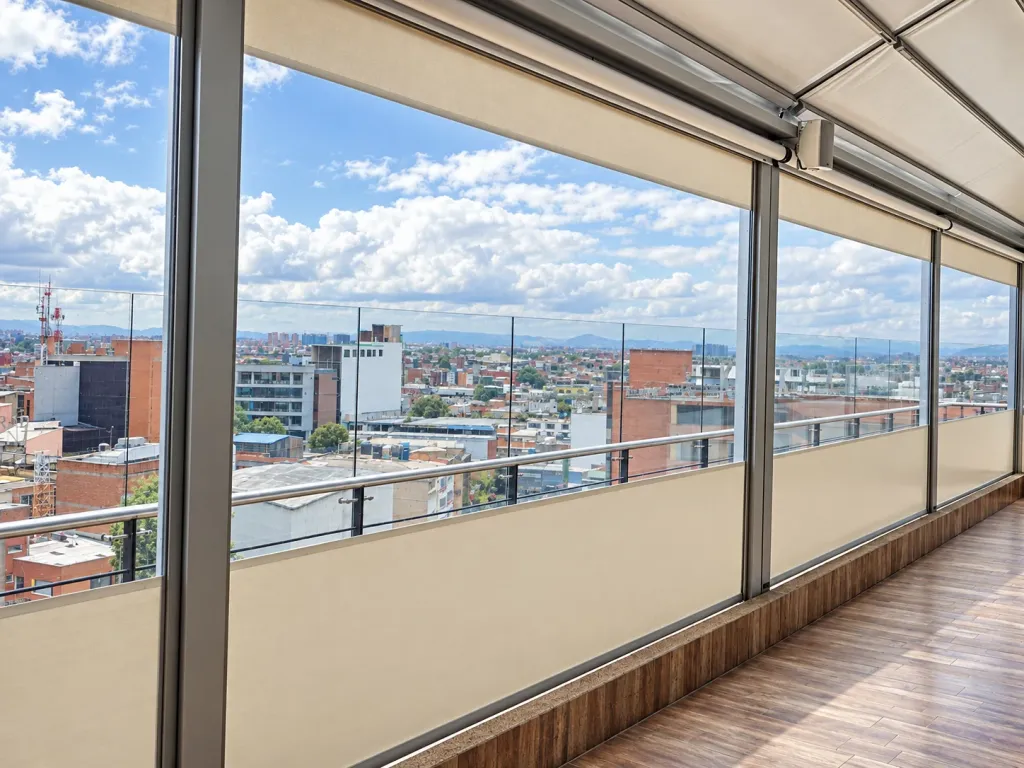 Cortinas FlexiZipp de lona clara bajadas en el perímetro de una terraza sobre la ciudad
