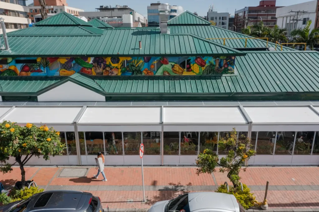 Fachada de Carulla Oviedo en Medellín con la pérgola retráctil y el cerramiento transparente de la terraza