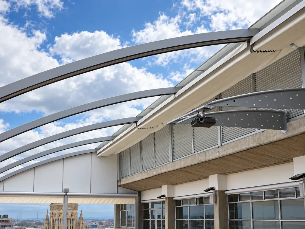 Detalle de los arcos de aluminio y la tela recogida de la pérgola retráctil de la Universidad Konrad Lorenz