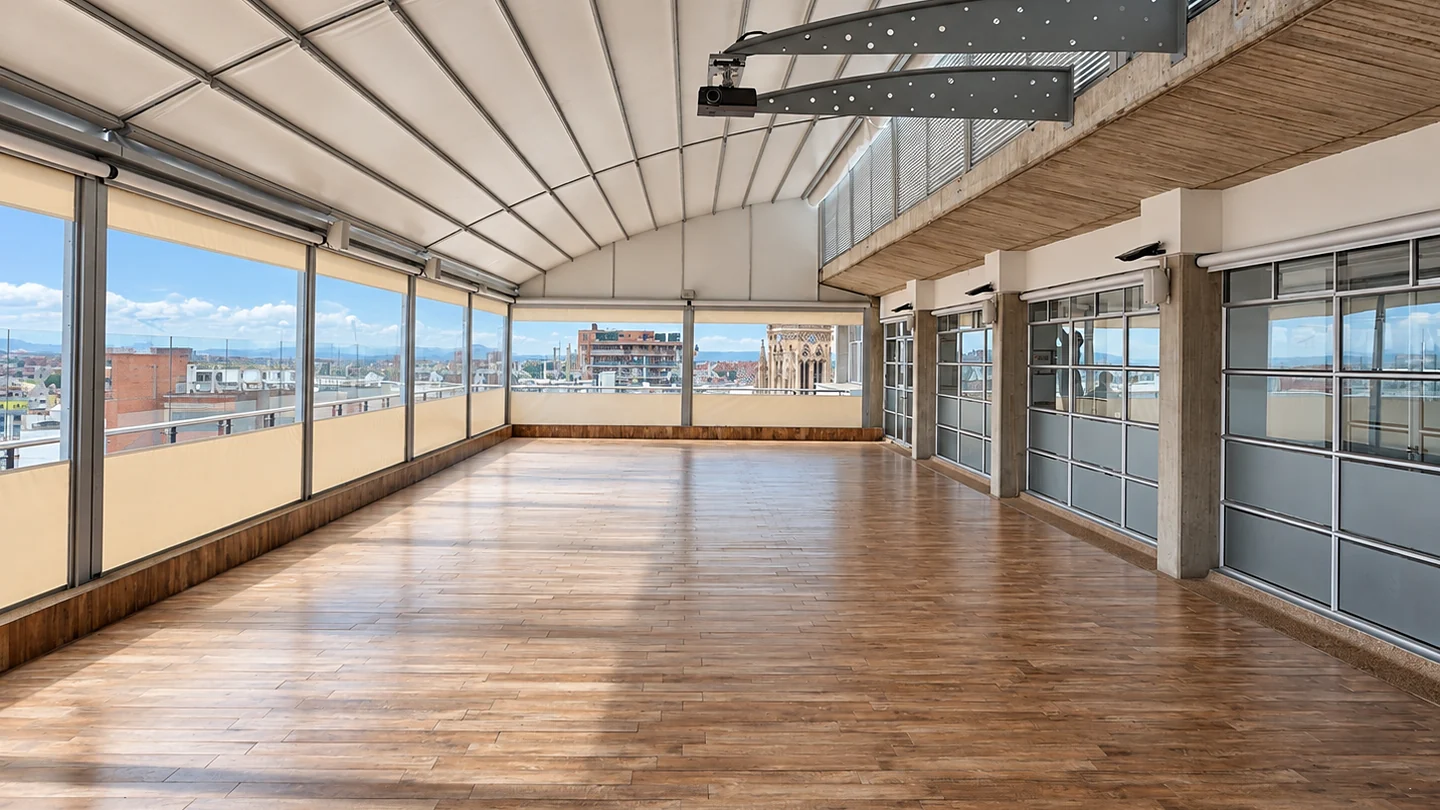 Pérgola retráctil de arcos cerrada sobre la terraza de la Universidad Konrad Lorenz en Bogotá