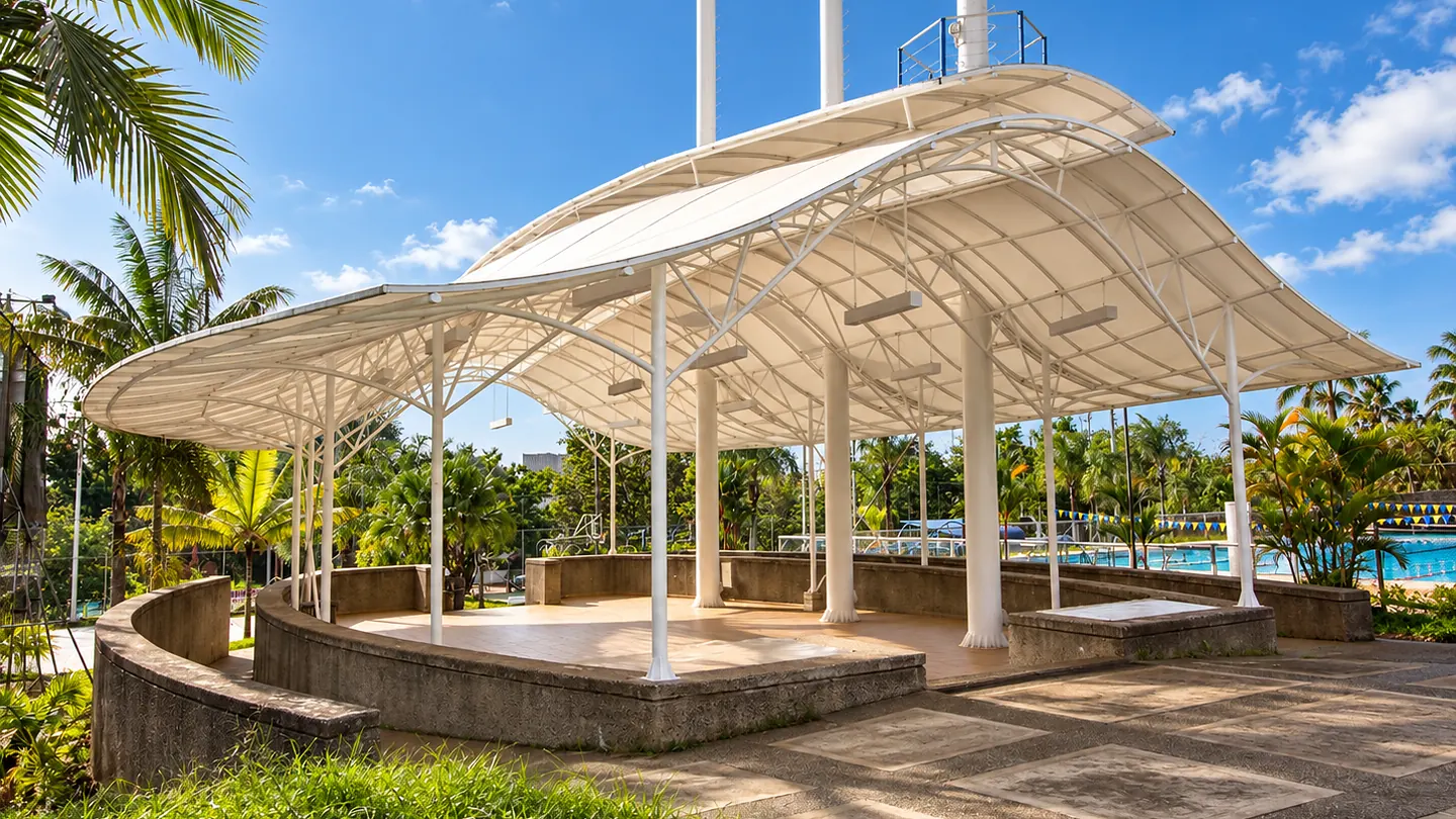Cubierta tensada Velum sobre la plazoleta junto a la piscina de la Universidad Javeriana