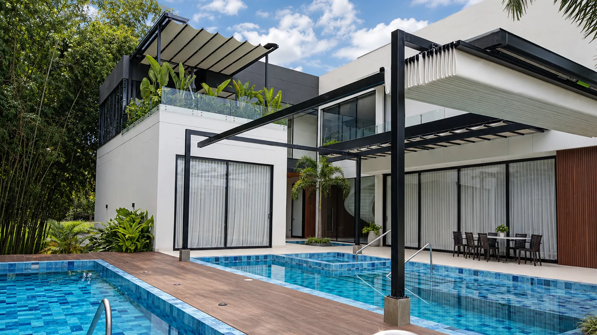 Pérgolas retráctiles de lona plegable sobre la piscina y la terraza de una casa