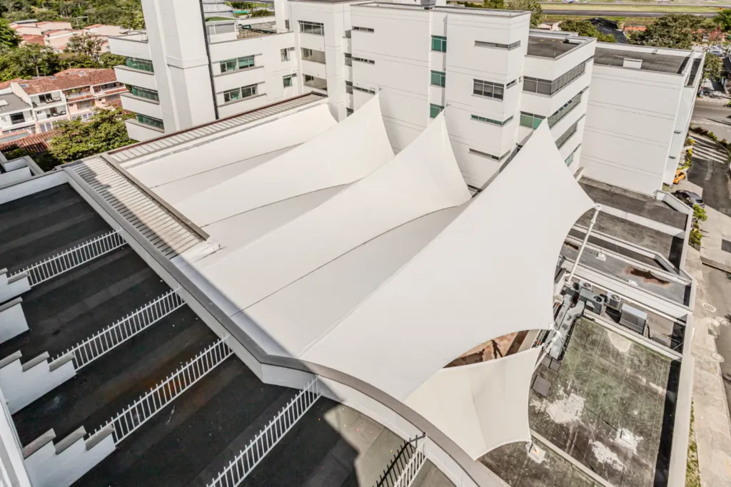 Vista aérea de los picos de la membrana arquitectónica sobre la plazoleta de la Clínica Las Américas, Medellín