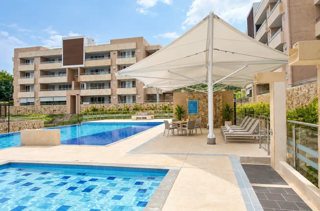 Membrana autoportante sobre la zona de piscina de un conjunto de edificios
