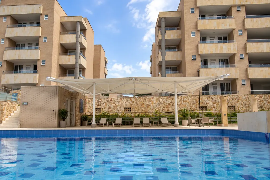 Membrana autoportante sobre la piscina de un conjunto residencial